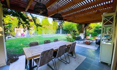 VENTA CASA PROVENZAL EN PIEDRA ROJA, 4D + PIEZA SERVICIO + TERRAZA TECHADA + PISCINA, ¡A PASOS DEL COLEGIO SAN JOSÉ Y VERBO DIVINO!