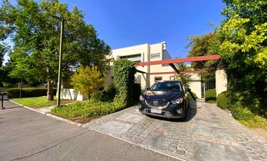 VENTA CASA PROVENZAL EN PIEDRA ROJA, 4D + PIEZA SERVICIO + TERRAZA TECHADA + PISCINA, ¡A PASOS DEL COLEGIO SAN JOSÉ Y VERBO DIVINO!