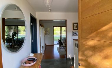 VENTA CASA PROVENZAL EN PIEDRA ROJA, 4D + PIEZA SERVICIO + TERRAZA TECHADA + PISCINA, ¡A PASOS DEL COLEGIO SAN JOSÉ Y VERBO DIVINO!