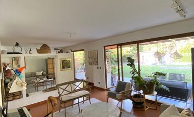 VENTA CASA PROVENZAL EN PIEDRA ROJA, 4D + PIEZA SERVICIO + TERRAZA TECHADA + PISCINA, ¡A PASOS DEL COLEGIO SAN JOSÉ Y VERBO DIVINO!