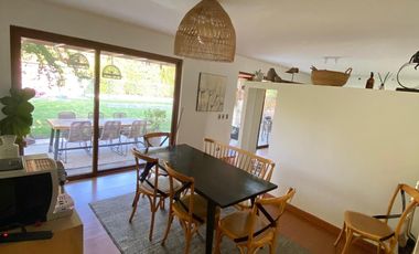 VENTA CASA PROVENZAL EN PIEDRA ROJA, 4D + PIEZA SERVICIO + TERRAZA TECHADA + PISCINA, ¡A PASOS DEL COLEGIO SAN JOSÉ Y VERBO DIVINO!