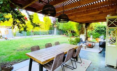 VENTA CASA PROVENZAL EN PIEDRA ROJA, 4D + PIEZA SERVICIO + TERRAZA TECHADA + PISCINA, ¡A PASOS DEL COLEGIO SAN JOSÉ Y VERBO DIVINO!