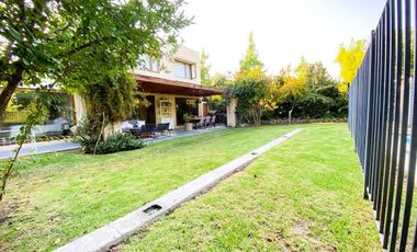 VENTA CASA PROVENZAL EN PIEDRA ROJA, 4D + PIEZA SERVICIO + TERRAZA TECHADA + PISCINA, ¡A PASOS DEL COLEGIO SAN JOSÉ Y VERBO DIVINO!