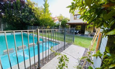 VENTA CASA PROVENZAL EN PIEDRA ROJA, 4D + PIEZA SERVICIO + TERRAZA TECHADA + PISCINA, ¡A PASOS DEL COLEGIO SAN JOSÉ Y VERBO DIVINO!