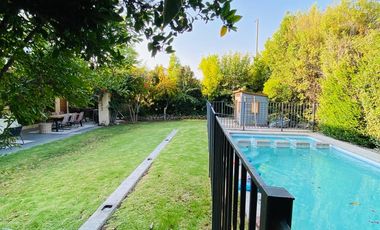 VENTA CASA PROVENZAL EN PIEDRA ROJA, 4D + PIEZA SERVICIO + TERRAZA TECHADA + PISCINA, ¡A PASOS DEL COLEGIO SAN JOSÉ Y VERBO DIVINO!