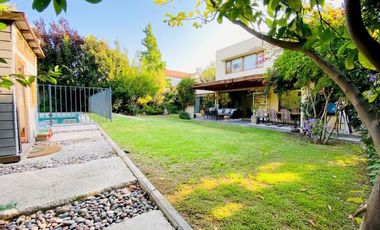 VENTA CASA PROVENZAL EN PIEDRA ROJA, 4D + PIEZA SERVICIO + TERRAZA TECHADA + PISCINA, ¡A PASOS DEL COLEGIO SAN JOSÉ Y VERBO DIVINO!