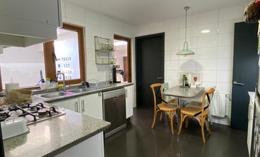 VENTA CASA PROVENZAL EN PIEDRA ROJA, 4D + PIEZA SERVICIO + TERRAZA TECHADA + PISCINA, ¡A PASOS DEL COLEGIO SAN JOSÉ Y VERBO DIVINO!