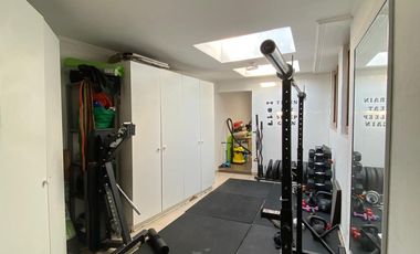 VENTA CASA PROVENZAL EN PIEDRA ROJA, 4D + PIEZA SERVICIO + TERRAZA TECHADA + PISCINA, ¡A PASOS DEL COLEGIO SAN JOSÉ Y VERBO DIVINO!