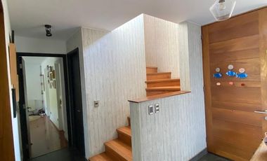 VENTA CASA PROVENZAL EN PIEDRA ROJA, 4D + PIEZA SERVICIO + TERRAZA TECHADA + PISCINA, ¡A PASOS DEL COLEGIO SAN JOSÉ Y VERBO DIVINO!