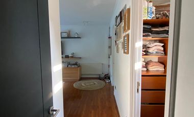 VENTA CASA PROVENZAL EN PIEDRA ROJA, 4D + PIEZA SERVICIO + TERRAZA TECHADA + PISCINA, ¡A PASOS DEL COLEGIO SAN JOSÉ Y VERBO DIVINO!