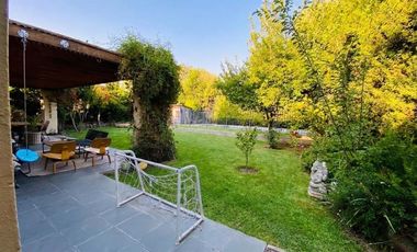 VENTA CASA PROVENZAL EN PIEDRA ROJA, 4D + PIEZA SERVICIO + TERRAZA TECHADA + PISCINA, ¡A PASOS DEL COLEGIO SAN JOSÉ Y VERBO DIVINO!