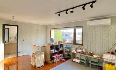 VENTA CASA PROVENZAL EN PIEDRA ROJA, 4D + PIEZA SERVICIO + TERRAZA TECHADA + PISCINA, ¡A PASOS DEL COLEGIO SAN JOSÉ Y VERBO DIVINO!