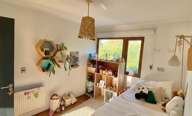 VENTA CASA PROVENZAL EN PIEDRA ROJA, 4D + PIEZA SERVICIO + TERRAZA TECHADA + PISCINA, ¡A PASOS DEL COLEGIO SAN JOSÉ Y VERBO DIVINO!