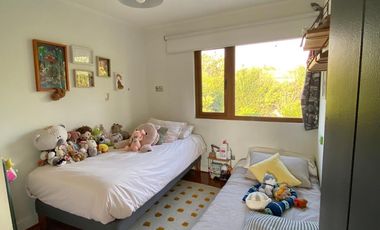 VENTA CASA PROVENZAL EN PIEDRA ROJA, 4D + PIEZA SERVICIO + TERRAZA TECHADA + PISCINA, ¡A PASOS DEL COLEGIO SAN JOSÉ Y VERBO DIVINO!