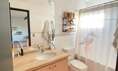 VENTA CASA PROVENZAL EN PIEDRA ROJA, 4D + PIEZA SERVICIO + TERRAZA TECHADA + PISCINA, ¡A PASOS DEL COLEGIO SAN JOSÉ Y VERBO DIVINO!