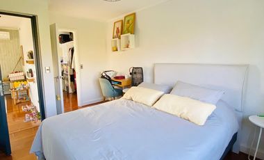 VENTA CASA PROVENZAL EN PIEDRA ROJA, 4D + PIEZA SERVICIO + TERRAZA TECHADA + PISCINA, ¡A PASOS DEL COLEGIO SAN JOSÉ Y VERBO DIVINO!