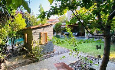 VENTA CASA PROVENZAL EN PIEDRA ROJA, 4D + PIEZA SERVICIO + TERRAZA TECHADA + PISCINA, ¡A PASOS DEL COLEGIO SAN JOSÉ Y VERBO DIVINO!