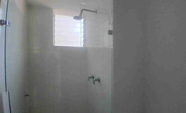 Área alquila apartamento de 3 habitaciones en segundo  piso.