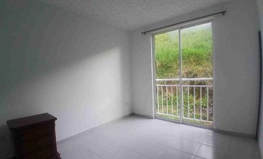 Área alquila apartamento de 3 habitaciones en segundo  piso.