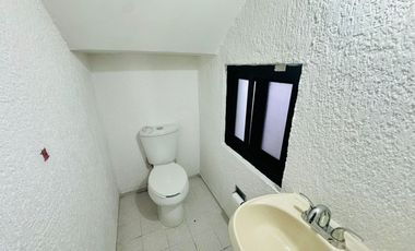 CASA COMERCIAL EN RENTA SOBRE CALLE CIRCUNVALACIÓN JARDINES DEL MORAL LEON GTO. ZONA NORTE IDEAL PARA OFICINAS, CONSULTORIO, ETC.