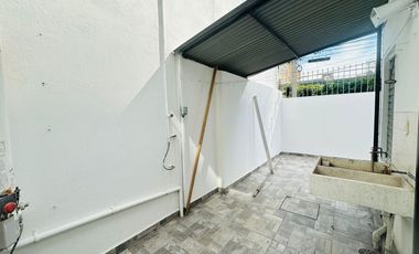 CASA COMERCIAL EN RENTA SOBRE CALLE CIRCUNVALACIÓN JARDINES DEL MORAL LEON GTO. ZONA NORTE IDEAL PARA OFICINAS, CONSULTORIO, ETC.