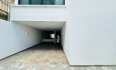 CASA COMERCIAL EN RENTA SOBRE CALLE CIRCUNVALACIÓN JARDINES DEL MORAL LEON GTO. ZONA NORTE IDEAL PARA OFICINAS, CONSULTORIO, ETC.