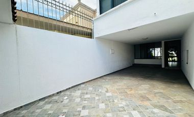 CASA COMERCIAL EN RENTA SOBRE CALLE CIRCUNVALACIÓN JARDINES DEL MORAL LEON GTO. ZONA NORTE IDEAL PARA OFICINAS, CONSULTORIO, ETC.