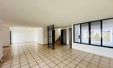 CASA COMERCIAL EN RENTA SOBRE CALLE CIRCUNVALACIÓN JARDINES DEL MORAL LEON GTO. ZONA NORTE IDEAL PARA OFICINAS, CONSULTORIO, ETC.