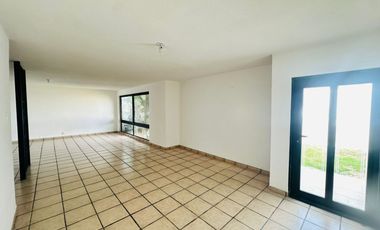 CASA COMERCIAL EN RENTA SOBRE CALLE CIRCUNVALACIÓN JARDINES DEL MORAL LEON GTO. ZONA NORTE IDEAL PARA OFICINAS, CONSULTORIO, ETC.