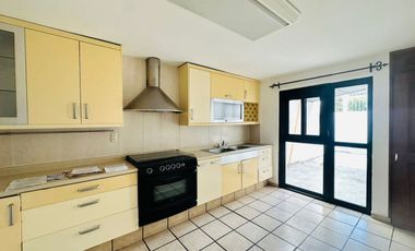 CASA COMERCIAL EN RENTA SOBRE CALLE CIRCUNVALACIÓN JARDINES DEL MORAL LEON GTO. ZONA NORTE IDEAL PARA OFICINAS, CONSULTORIO, ETC.