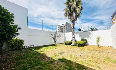 CASA COMERCIAL EN RENTA SOBRE CALLE CIRCUNVALACIÓN JARDINES DEL MORAL LEON GTO. ZONA NORTE IDEAL PARA OFICINAS, CONSULTORIO, ETC.