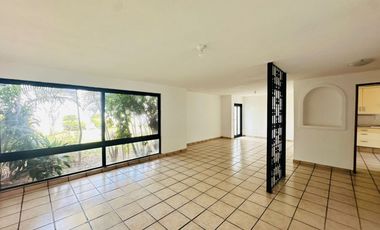 CASA COMERCIAL EN RENTA SOBRE CALLE CIRCUNVALACIÓN JARDINES DEL MORAL LEON GTO. ZONA NORTE IDEAL PARA OFICINAS, CONSULTORIO, ETC.