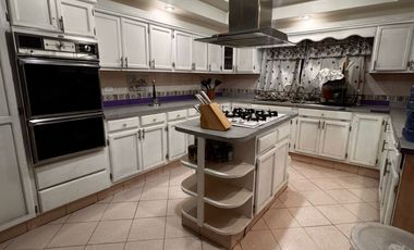 Se vende casa en 𝐂𝐨𝐥. 𝐆𝐫𝐚𝐧𝐣𝐚𝐬, A solo 2 cuadras de Av. Vallarta y Av. Zaragoza.