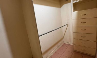 Se vende casa en 𝐂𝐨𝐥. 𝐆𝐫𝐚𝐧𝐣𝐚𝐬, A solo 2 cuadras de Av. Vallarta y Av. Zaragoza.