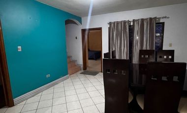 Se vende casa en 𝐂𝐨𝐥. 𝐆𝐫𝐚𝐧𝐣𝐚𝐬, A solo 2 cuadras de Av. Vallarta y Av. Zaragoza.