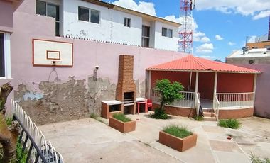 Se vende casa en 𝐂𝐨𝐥. 𝐆𝐫𝐚𝐧𝐣𝐚𝐬, A solo 2 cuadras de Av. Vallarta y Av. Zaragoza.