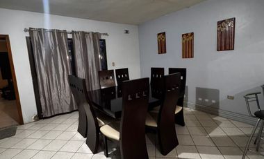 Se vende casa en 𝐂𝐨𝐥. 𝐆𝐫𝐚𝐧𝐣𝐚𝐬, A solo 2 cuadras de Av. Vallarta y Av. Zaragoza.