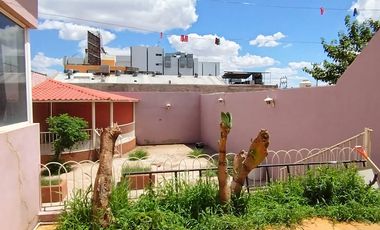 Se vende casa en 𝐂𝐨𝐥. 𝐆𝐫𝐚𝐧𝐣𝐚𝐬, A solo 2 cuadras de Av. Vallarta y Av. Zaragoza.