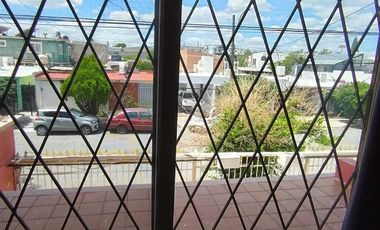 Se vende casa en 𝐂𝐨𝐥. 𝐆𝐫𝐚𝐧𝐣𝐚𝐬, A solo 2 cuadras de Av. Vallarta y Av. Zaragoza.