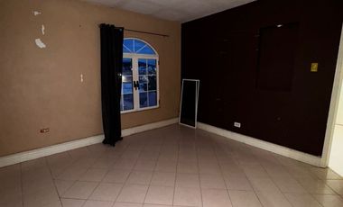 Se vende casa en 𝐂𝐨𝐥. 𝐆𝐫𝐚𝐧𝐣𝐚𝐬, A solo 2 cuadras de Av. Vallarta y Av. Zaragoza.