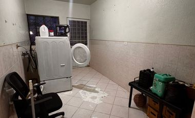 Se vende casa en 𝐂𝐨𝐥. 𝐆𝐫𝐚𝐧𝐣𝐚𝐬, A solo 2 cuadras de Av. Vallarta y Av. Zaragoza.