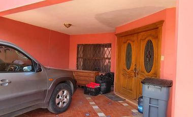 Se vende casa en 𝐂𝐨𝐥. 𝐆𝐫𝐚𝐧𝐣𝐚𝐬, A solo 2 cuadras de Av. Vallarta y Av. Zaragoza.