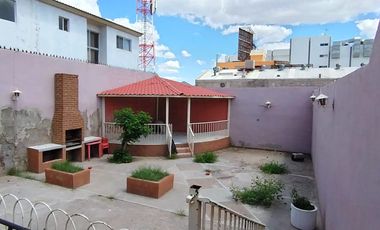 Se vende casa en 𝐂𝐨𝐥. 𝐆𝐫𝐚𝐧𝐣𝐚𝐬, A solo 2 cuadras de Av. Vallarta y Av. Zaragoza.