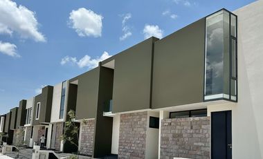 Casa con roof garden y recámara en planta baja en zona de Altozano