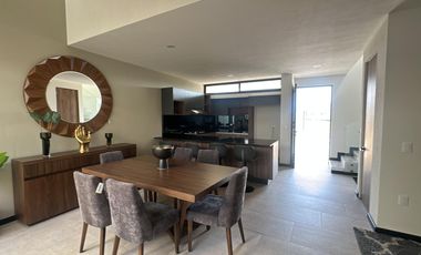 Casa con roof garden y recámara en planta baja en zona de Altozano