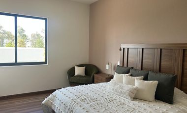 Casa con roof garden y recámara en planta baja en zona de Altozano