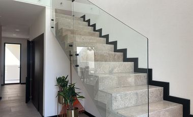 Casa con roof garden y recámara en planta baja en zona de Altozano