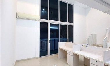 Terkoneksi Langsung ke Mall Central Park 2, Disewakan Neo Soho Residences Ebony 123M 2 Lantai Furnished Rapi bisa untuk Kantor Maupun Hunian Tinggal