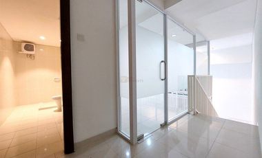 Terkoneksi Langsung ke Mall Central Park 2, Disewakan Neo Soho Residences Ebony 123M 2 Lantai Furnished Rapi bisa untuk Kantor Maupun Hunian Tinggal
