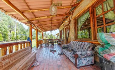 Propiedad en venta en Guachapala con amplio terreno y casa de campo